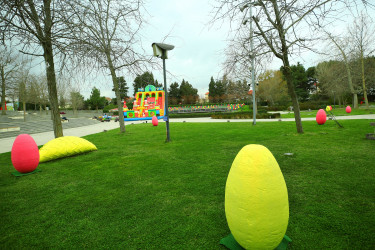 Novruz bayramı ərəfəsində Binəqədi rayonunun prospektləri, küçələri, parkları bayram əhval-ruhiyyəsi ilə bəzədilib