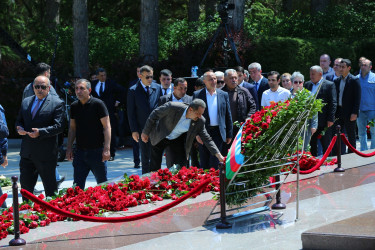 Müasir müstəqil Azərbaycanın memarı və qurucusu, xalqımızın Ümummilli Lideri Heydər Əliyevin anadan olmasının 103-cü ildönümü münasibətilə Fəxri Xiyabanda Ulu Öndərin abidəsi ziyarət edilərək önünə gül dəstələri qoyuldu və əziz xatirəsi ehtiramla yad edildi