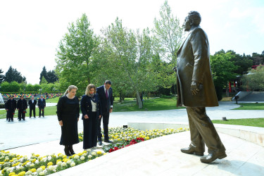 “Şəhərsalma və Memarlıq İli” çərçivəsində Binəqədi rayonunda Ümummilli Lider Heydər Əliyevin anadan olmasının 103-cü ildömümünə həsr olunmuş “TARİXİN, LİDERLİYİN VƏ XİLASKARLIĞIN HEYDƏR ƏLİYEV ZİRVƏSİ" adlı tədbir keçirildi