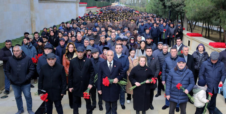 20 Yanvar faciəsinin 35-ci ildönümü ilə əlaqədar Binəqədi Rayon İcra Hakimiyyəti başçısı Aparatının kollektivi Şəhidlər Xiyabanını ziyarət etdi