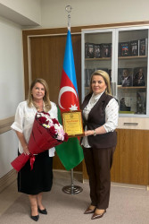 Binəqədi rayonu 299 № li məktəb-liseyin direktoru Solmaz Həsən qızı Kazımova rayonun ictimai həyatında səmərəli fəaliyyətinə görə və 65 illik yubileyi münasibətilə Binəqədi RİH başçısının Fəxri Fərmanı ilə təltif edildi
