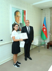 “Şəhərsalma və Memarlıq İli” çərçivəsində 2025-2026-cı tədris ilində ali təhsil müəssisələrinə tələbə qəbulu imtahanında Binəqədi rayonu üzrə yüksək nəticə göstərən gənclərlə  görüş keçirildi