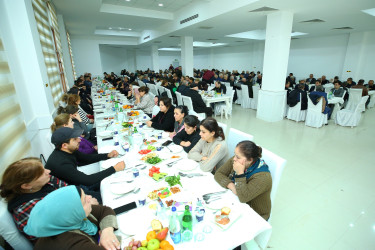 Binəqədi Rayon İcra Hakimiyyətinin təşkilatçılığı ilə Heydər Məscidində xalqımızın Ümummilli Lideri Heydər Əliyevin əziz xatirəsinə ehsan süfrəsi təşkil olundu