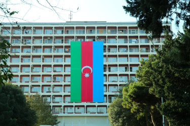 8 Noyabr-“Zəfər Günü” və 9 Noyabr-“Dövlət Bayrağı Günü”münasibətilə Binəqədi rayonunun küçə və prospektləri Azərbaycan Respublikasının üçrəngli bayraqları ilə bəzədilib