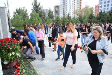 Binəqədi rayonunda Birinci Qarabağ, Aprel döyüşləri və Vətən müharibəsində şəhid olmuş qəhrəmanlarımızın əziz xatirəsinə ucaldılmış Memorial Kompleksin qarşısında 27 Sentyabr - “Anım Günü”nə həsr olunmuş ümumrayon tədbiri həyata keçirildi