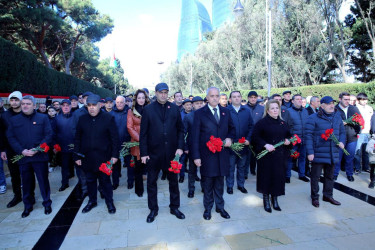 20 Yanvar faciəsinin 35-ci ildönümü ilə əlaqədar Binəqədi Rayon İcra Hakimiyyəti başçısı Aparatının kollektivi Şəhidlər Xiyabanını ziyarət etdi