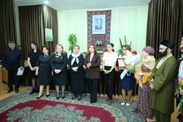 Binəqədi rayonu 30 № li tam orta məktəbin şagirdlərinin ifasında Azərbaycan bəstəkarı, Şərqdə ilk operanın yaradıcısı, böyük musiqişünas-alim Üzeyir Hacıbəylinin anadan olmasının 140 illik yubileyinə həsr olunmuş “O olmasın, bu olsun” operettası səhnələşdirildi