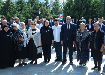 Binəqədi rayonunda Birinci Qarabağ, Aprel döyüşləri və Vətən müharibəsində, antiterror əməliyyatları zamanı şəhid olmuş qəhrəmanlarımızın əziz xatirəsinə ucaldılmış Memorial Kompleksin qarşısında 27 Sentyabr- Anım Gününə həsr olunmuş ümumrayon tədbiri həyata keçirildi