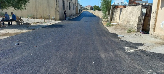 Binəqədi rayonunda Tədbirlər Planına uyğun olaraq mərhələli şəkildə asfaltlama işləri davam etdirilir.
