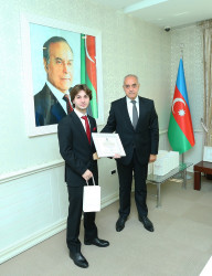 “Şəhərsalma və Memarlıq İli” çərçivəsində 2025-2026-cı tədris ilində ali təhsil müəssisələrinə tələbə qəbulu imtahanında Binəqədi rayonu üzrə yüksək nəticə göstərən gənclərlə  görüş keçirildi