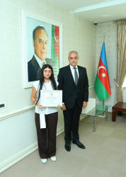 “Şəhərsalma və Memarlıq İli” çərçivəsində 2025-2026-cı tədris ilində ali təhsil müəssisələrinə tələbə qəbulu imtahanında Binəqədi rayonu üzrə yüksək nəticə göstərən gənclərlə  görüş keçirildi