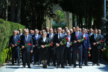 Müasir müstəqil Azərbaycanın memarı və qurucusu, xalqımızın Ümummilli Lideri Heydər Əliyevin anadan olmasının 103-cü ildönümü münasibətilə Fəxri Xiyabanda Ulu Öndərin abidəsi ziyarət edilərək önünə gül dəstələri qoyuldu və əziz xatirəsi ehtiramla yad edildi