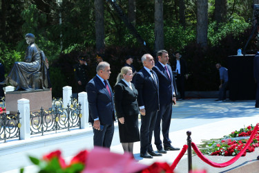 Müasir müstəqil Azərbaycanın memarı və qurucusu, xalqımızın Ümummilli Lideri Heydər Əliyevin anadan olmasının 103-cü ildönümü münasibətilə Fəxri Xiyabanda Ulu Öndərin abidəsi ziyarət edilərək önünə gül dəstələri qoyuldu və əziz xatirəsi ehtiramla yad edildi