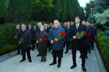 Müasir, müstəqil və qalib Azərbaycanın memarı, xalqımızın Ümummilli Lideri Heydər Əliyevin anım günü ilə əlaqədar Fəxri Xiyabanda məzarı ziyarət olunaraq əziz xatirəsi ehtiramla yad edildi