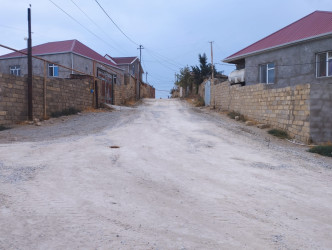 Binəqədi rayonu 28 May qəsəbəsi Dostluq küçəsində asfalt örtüyünün vurulması işləri həyata keçirildi
