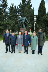 Binəqədi rayonunda ucaldılan dahi rumın bəstəkarı Corce Eneskunun abidəsi önündə Rumıniya Mədəniyyət Günü qeyd edildi