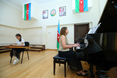 A.Məlikov adına 11 nömrəli onbirillik musiqi məktəbində Azərbaycanın dahi bəstəkarı Üzeyir Hacıbəylinin anadan olmasının 141-ci ildönümü və 18 Sentyabr – Milli Musiqi Günü münasibətilə tədbir keçirildi