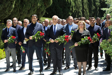 Xalqımızın Ümummilli Lideri Heydər Əliyevin anadan olmasının 102-ci ildönümü münasibətilə Binəqədi Rayon İcra Hakimiyyətinin kollektivi Fəxri Xiyabanda Ulu Öndərin abidəsini ziyarət etdi