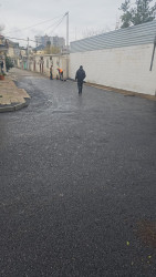 Binəqədi rayonu M.Ə.Rəsulzadə qəsəbəsi, H.Ağamalıyev küçəsində abadlıq işləri çərçivəsində yeni asfalt örtüyü çəkildi