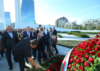 Binəqədi rayon ictimaiyyəti Zəfər parkının ərazisində yerləşən Vətən uğrunda canından keçmiş şəhidlərimizin əziz xatirəsinə ucaldılmış 8 Noyabr- Zəfər abidəsini ziyarət etdilər