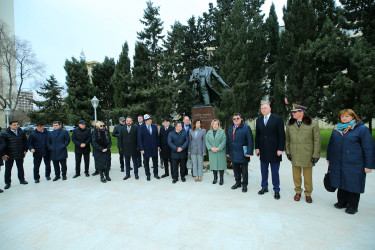 Binəqədi rayonunda ucaldılan dahi rumın bəstəkarı Corce Eneskunun abidəsi önündə Rumıniya Mədəniyyət Günü qeyd edildi
