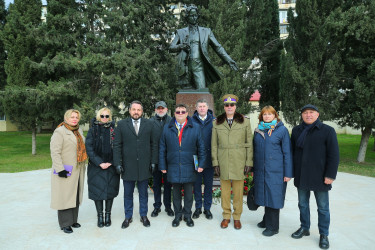 Binəqədi rayonunda ucaldılan dahi rumın bəstəkarı Corce Eneskunun abidəsi önündə Rumıniya Mədəniyyət Günü qeyd edildi