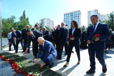 Binəqədi rayonunda Birinci Qarabağ, Aprel döyüşləri və Vətən müharibəsində, antiterror əməliyyatları zamanı şəhid olmuş qəhrəmanlarımızın əziz xatirəsinə ucaldılmış Memorial Kompleksin qarşısında 27 Sentyabr- Anım Gününə həsr olunmuş ümumrayon tədbiri həyata keçirildi