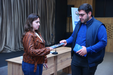 Binəqədi Rayon İcra Hakimiyyəti rəqəmsallaşma sahəsində qəbul edilən yol xəritələri və dövlət proqramlarının icrası istiqamətində vətəndaşlar və yerli qurumlar arasında maarifləndirmə və təşviqat tədbirləri növbəti dəfə İrəvan Dövlət Azərbaycan Dram Teatrında həyata keçirildi
