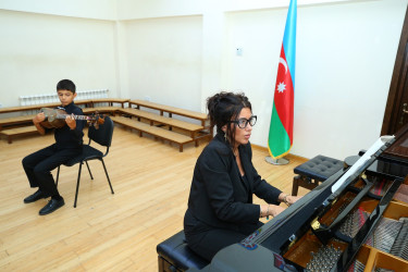 A.Məlikov adına 11 nömrəli onbirillik musiqi məktəbində Azərbaycanın dahi bəstəkarı Üzeyir Hacıbəylinin anadan olmasının 141-ci ildönümü və 18 Sentyabr – Milli Musiqi Günü münasibətilə tədbir keçirildi