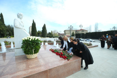 15 aprel 2026-cı il tarixində əməkdar elm xadimi, tibb elmləri doktoru, görkəmli oftolmoloq-alim, akademik Zərifə xanım Əliyevanın əziz xatirəsi  Binəqədi rayon ictimaiyyəti tərəfindən böyük ehtiramla yad edildi