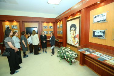 22 aprel 2026-cı il tarixində Binəqədi rayonunda Azərbaycan tibb elminin inkişafında müstəsna xidmətləri olan görkəmli alim, Əməkdar elm xadimi, tibb elmləri doktoru, professor, akademik Zərifə xanım Əliyevanın anadan olmasının 103 illiyi münasibətilə Milli Oftalmologiya Mərkəzində Xatirə muzeyinə ziyarət təşkil olundu