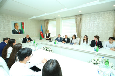 “Şəhərsalma və Memarlıq İli” çərçivəsində 2025-2026-cı tədris ilində ali təhsil müəssisələrinə tələbə qəbulu imtahanında Binəqədi rayonu üzrə yüksək nəticə göstərən gənclərlə  görüş keçirildi