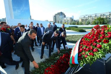 Binəqədi rayon ictimaiyyəti Zəfər parkının ərazisində yerləşən Vətən uğrunda canından keçmiş şəhidlərimizin əziz xatirəsinə ucaldılmış 8 Noyabr- Zəfər abidəsini ziyarət etdilər