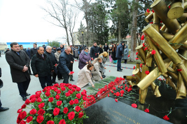 Binəqədi rayonunda 20 Yanvar faciəsinin 36-cı ildönümü ilə əlaqədar Biləcəri qəsəbəsində yerləşən 20 Yanvar şəhidlərinin xatirəsinə inşa olunmuş parkda ucaldılmış “Güllə yağışı” abidəsi rayon ictimaiyyəti tərəfindən ziyarət edildi