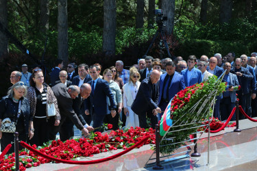 Müasir müstəqil Azərbaycanın memarı və qurucusu, xalqımızın Ümummilli Lideri Heydər Əliyevin anadan olmasının 103-cü ildönümü münasibətilə Fəxri Xiyabanda Ulu Öndərin abidəsi ziyarət edilərək önünə gül dəstələri qoyuldu və əziz xatirəsi ehtiramla yad edildi
