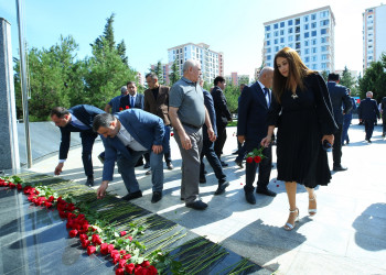Binəqədi rayonunda Birinci Qarabağ, Aprel döyüşləri və Vətən müharibəsində, antiterror əməliyyatları zamanı şəhid olmuş qəhrəmanlarımızın əziz xatirəsinə ucaldılmış Memorial Kompleksin qarşısında 27 Sentyabr- Anım Gününə həsr olunmuş ümumrayon tədbiri həyata keçirildi