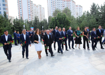 Binəqədi rayonunda Birinci Qarabağ, Aprel döyüşləri və Vətən müharibəsində şəhid olmuş qəhrəmanlarımızın əziz xatirəsinə ucaldılmış Memorial Kompleksin qarşısında 27 Sentyabr - “Anım Günü”nə həsr olunmuş ümumrayon tədbiri həyata keçirildi