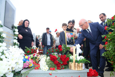 Şəhid Şadmanov Əkrəm Yunus oğlunun şəhadətinin birinci ildönümü ilə əlaqədar 2-ci Fəxri Xiyabanda qəbirüstü abidəsi ziyarət olundu