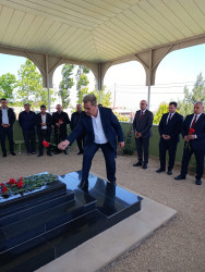 Şəhid Salahlı Vüsal Şənbə oğlunun doğum günü ilə əlaqədar məzarı ziyarət olundu