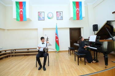 A.Məlikov adına 11 nömrəli onbirillik musiqi məktəbində Azərbaycanın dahi bəstəkarı Üzeyir Hacıbəylinin anadan olmasının 141-ci ildönümü və 18 Sentyabr – Milli Musiqi Günü münasibətilə tədbir keçirildi