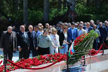Müasir müstəqil Azərbaycanın memarı və qurucusu, xalqımızın Ümummilli Lideri Heydər Əliyevin anadan olmasının 103-cü ildönümü münasibətilə Fəxri Xiyabanda Ulu Öndərin abidəsi ziyarət edilərək önünə gül dəstələri qoyuldu və əziz xatirəsi ehtiramla yad edildi