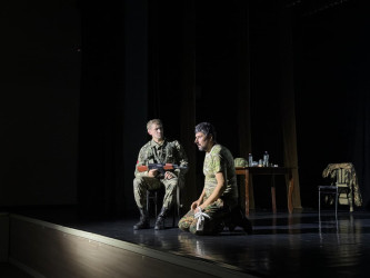 “Konstitusiya və Suverenlik İli çərçivəsində Şuşa Dövlət Musiqili Dram Teatrının aktyorlarının ifasında Vətən müharibəsində qazanılan Şanlı Qələbənin 5-ci ildönümünə həsr olunmuş  “İki əsgər” tamaşası nümayiş etdirildi