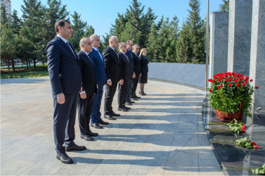 8 Noyabr- “Zəfər Günü”nün beşinci ildönümü ilə əlaqədar ölkəmizin hər yerində olduğu kimi Binəqədi rayonunda da şəhidlərimizin əziz xatirəsi böyük ehtiramla yad edildi