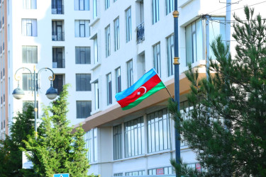 8 Noyabr-“Zəfər Günü” və 9 Noyabr-“Dövlət Bayrağı Günü”münasibətilə Binəqədi rayonunun küçə və prospektləri Azərbaycan Respublikasının üçrəngli bayraqları ilə bəzədilib
