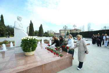 15 aprel 2026-cı il tarixində Binəqədi rayonunda əməkdar elm xadimi, tibb elmləri doktoru, görkəmli oftolmoloq-alim, akademik Zərifə xanım Əliyevanın əziz xatirəsinin rayon ictimaiyyəti tərəfindən böyük ehtiramla yad edilməsi