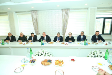 03 aprel 2026-cı il tarixində Binəqədi Rayon İcra Hakimiyyətinin inzibati binasında şəhid ailələri və qazilərlə Aprel döyüşlərinin onuncu ildönümünə həsr edilmiş görüş