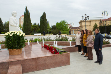 28.04.2025 - Akademik Zərifə xanım Əliyevanın anadan olmasının 102-ci ildönümü münasibətilə abidəsi ziyarəti