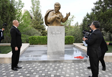 Bakının Binəqədi rayonunda Prezident İlham Əliyev və Qırğız Respublikasının Prezidenti Sadır Japarovun qırğız yazıçısı Çingiz Aytmatovun abidəsinin açılış mərasimində iştirakı 24.04.2024