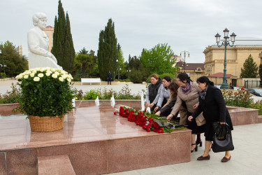 28.04.2025 - Akademik Zərifə xanım Əliyevanın anadan olmasının 102-ci ildönümü münasibətilə abidəsi ziyarəti