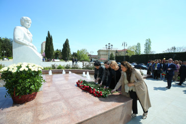 28 aprel 2026-cı il tarixində Binəqədi rayonunda yerləşən akademik Zərifə Əliyeva adına istirahət parkında görkəmli alim, Əməkdar elm xadimi, tibb elmləri doktoru, professor, akademik Zərifə xanım Əliyevanın anadan olmasının 103 illiyi münasibətilə abidəsinin ziyarət olunması